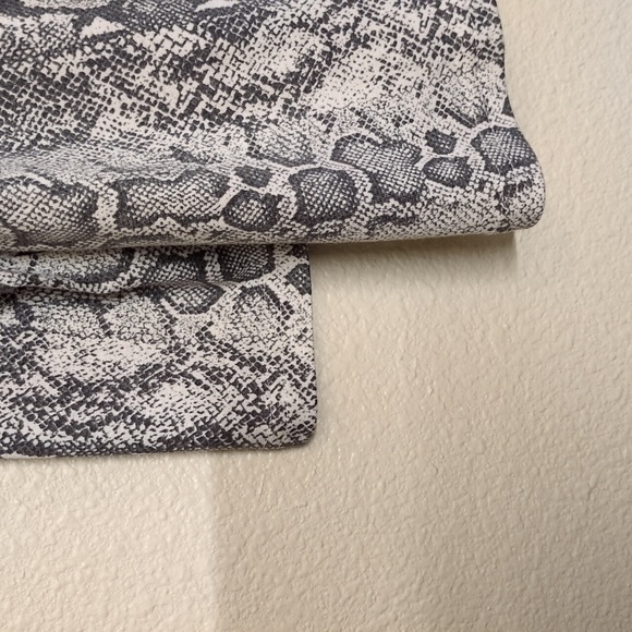 Niloufo Women's Size XXL Snakeskin Print Long Sleeve Top Hip Tie - Picture 3 of 8